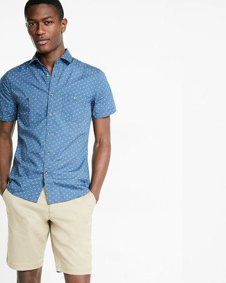 20 Jährige: Blaues bedrucktes Kurzarmhemd kombinieren – 34 Casual Herren Outfits: Vereinigen Sie ein blaues bedrucktes Kurzarmhemd mit hellbeige Shorts für ein großartiges Wochenend-Outfit.