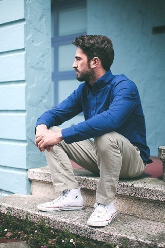 Wie blaues Businesshemd mit hellbeige Chinohose zu kombinieren – 58 Smart-Casual Herren Outfits: Kombinieren Sie ein blaues Businesshemd mit einer hellbeige Chinohose, um einen modischen Freizeitlook zu kreieren. Fühlen Sie sich mutig? Entscheiden Sie sich für weißen hohe Sneakers aus Segeltuch.