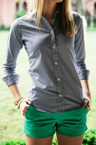 Dunkelblaues Businesshemd kombinieren – 181 Damen Outfits: Wenn Sie auf der Suche nach dem idealen legeren Stil sind, probieren Sie diese Kombi aus einem dunkelblauen Businesshemd und grünen Shorts.