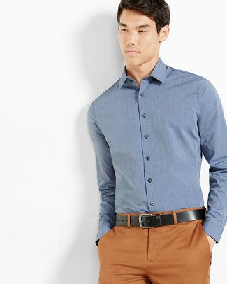20 Jährige: Braune Chinohose kombinieren – 407 Herren Outfits warm Wetter: Entscheiden Sie sich für ein blaues Businesshemd und eine braune Chinohose, um einen modischen Freizeitlook zu kreieren.
