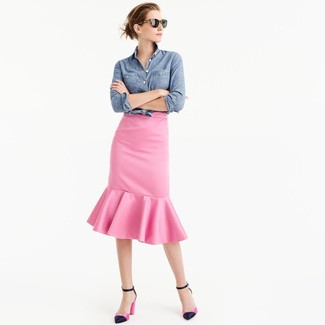 Rosa Schößchen-Rock kombinieren – 1 Damen Outfits: Wenn Sie ein anspruchsvolles und gleichzeitig müheloses Outfit zaubern müssen, macht diese Kombination aus einem blauen Chambray Businesshemd und einem rosa Schößchen-Rock Sinn. Vervollständigen Sie Ihr Look mit dunkelblauen Satin Pumps.