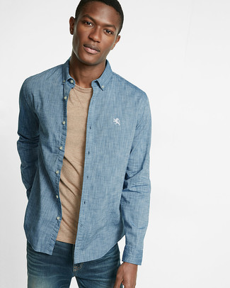20 Jährige: Dunkelblaues Langarmhemd kombinieren – 247 Casual Herren Outfits: Vereinigen Sie ein dunkelblaues Langarmhemd mit blauen Jeans, um mühelos alles zu meistern, was auch immer der Tag bringen mag.