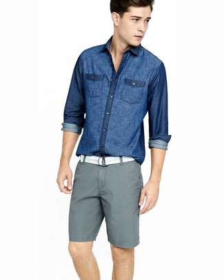 Chambray Langarmhemd kombinieren – 214 Casual Sommer Herren Outfits: Kombinieren Sie ein Chambray Langarmhemd mit grauen Shorts für einen bequemen Alltags-Look. Nicht jedermanns Sache aber stylich und toll an Sommerabenden.