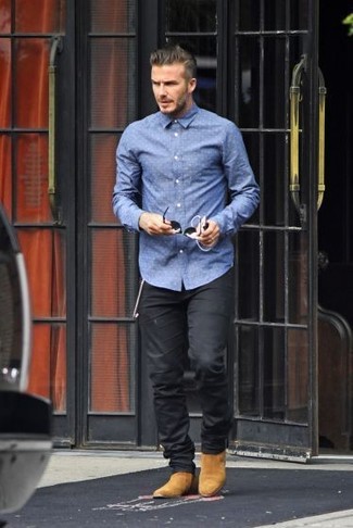 David Beckham trägt blaues gepunktetes Chambray Langarmhemd, schwarze Chinohose, beige Chelsea-Stiefel aus Wildleder