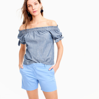 Hellblaue Shorts kombinieren – 267 Damen Outfits: Um ein modisches, lockeres Outfit zu erhalten, probieren Sie diese Paarung aus einem blauen Chambray schulterfreiem Oberteil und hellblauen Shorts.