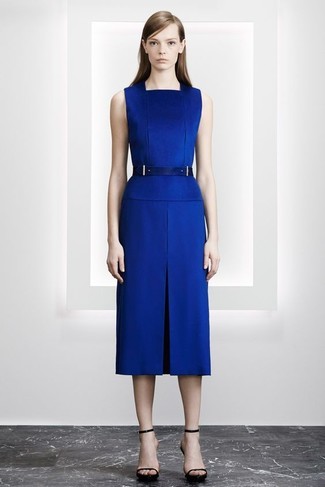 Blaues Etuikleid kombinieren – 35 Damen Outfits: Wahlen Sie ein blaues Etuikleid, um einen stylischen Freizeitlook zu erhalten. Schwarze Leder Sandaletten sind eine gute Wahl, um dieses Outfit zu vervollständigen.