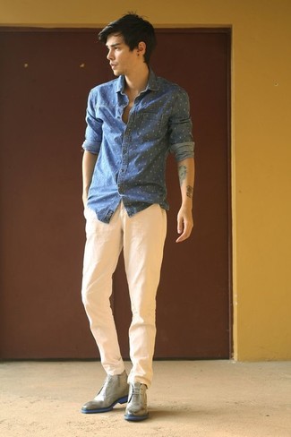 Blaues Jeanshemd kombinieren – 764+ Herren Outfits: Tragen Sie ein blaues Jeanshemd und eine hellbeige Chinohose für einen bequemen Alltags-Look. Graue Chukka-Stiefel aus Leder sind eine kluge Wahl, um dieses Outfit zu vervollständigen.
