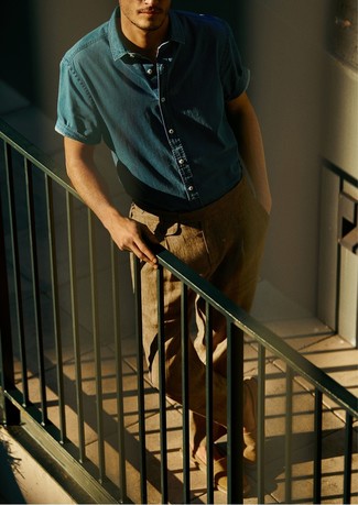 Hellbeige Segeltuch Espadrilles kombinieren – 55 Herren Outfits: Kombinieren Sie ein blaues Jeans Kurzarmhemd mit einer beige Chinohose für einen bequemen Alltags-Look. Hellbeige Segeltuch Espadrilles sind eine ideale Wahl, um dieses Outfit zu vervollständigen.