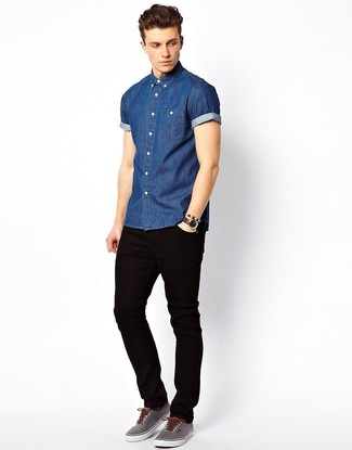 Graue Leinenschuhe kombinieren – 28 Herren Outfits: Paaren Sie ein blaues Jeans Kurzarmhemd mit schwarzen Jeans, um einen lockeren, aber dennoch stylischen Look zu erhalten. Graue Leinenschuhe sind eine perfekte Wahl, um dieses Outfit zu vervollständigen.