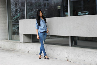 Blaues Jeanshemd kombinieren – 194 Damen Outfits: Ein blaues Jeanshemd und blaue enge Jeans mit Destroyed-Effekten sind absolut Alltags-Basics und können mit einer Vielzahl von Kleidungsstücken gepaart werden. Schwarze Leder Pumps sind eine kluge Wahl, um dieses Outfit zu vervollständigen.