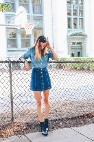 Blaues Jeanshemd kombinieren – 137 Smart-Casual Damen Outfits: Vereinigen Sie ein blaues Jeanshemd mit einem blauen Jeansrock mit knöpfen, um einen modischen Casual-Look zu erzeugen. Komplettieren Sie Ihr Outfit mit schwarzen Leder Stiefeletten.