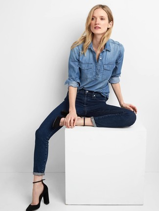 20 Jährige: Wie enge Jeans mit Pumps zu kombinieren – 93 Damen Outfits: Ein blaues Jeanshemd und enge Jeans sind absolut Freizeit-Must-Haves und können mit einer Vielzahl von Stücken gepaart werden, um einen stilvollen, legeren Look zu schaffen. Pumps fügen sich nahtlos in einer Vielzahl von Outfits ein.