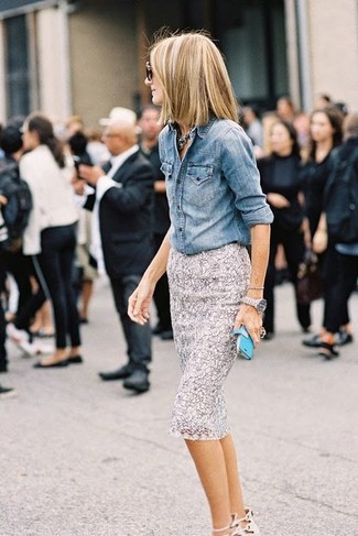 Spitzerock kombinieren – 160 Damen Outfits: Entscheiden Sie sich für ein blaues Jeanshemd und einen Spitzerock, um einen schicken Look zu schaffen.