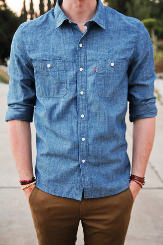 Blaues Jeanshemd kombinieren – 764+ Herren Outfits: Kombinieren Sie ein blaues Jeanshemd mit einer rotbraunen Chinohose für einen bequemen Alltags-Look.
