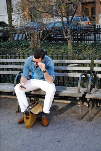 Blaues Jeanshemd kombinieren – 764+ Herren Outfits: Kombinieren Sie ein blaues Jeanshemd mit einer weißen Chinohose, um mühelos alles zu meistern, was auch immer der Tag bringen mag. Fühlen Sie sich mutig? Komplettieren Sie Ihr Outfit mit braunen Wildleder Slippern.