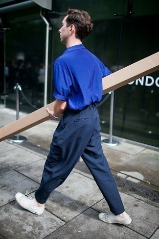 Welche Chinohosen mit blauen Kurzarmhemdes zu tragen – 465 Herren Outfits: Kombinieren Sie ein blaues Kurzarmhemd mit einer Chinohose für einen bequemen Alltags-Look. Weiße Segeltuch niedrige Sneakers sind eine perfekte Wahl, um dieses Outfit zu vervollständigen.