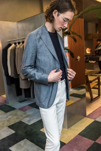 Dunkelblauen Pullover mit einem Rundhalsausschnitt kombinieren – 802+ Herren Outfits warm Wetter: Kombinieren Sie einen dunkelblauen Pullover mit einem Rundhalsausschnitt mit weißen Jeans für einen bequemen Alltags-Look.