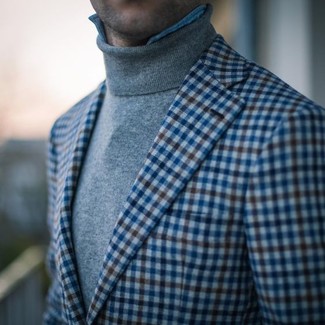 Blaues Sakko mit Vichy-Muster kombinieren – 33 Herren Outfits: Kombinieren Sie ein blaues Sakko mit Vichy-Muster mit einem grauen Rollkragenpullover, um einen eleganten, aber nicht zu festlichen Look zu kreieren.