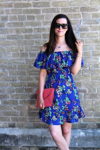 Dunkelblauen Anhänger kombinieren – 11 Damen Outfits: Probieren Sie die Kombination aus einem blauen schulterfreiem Kleid mit Blumenmuster und einem dunkelblauen Anhänger, um einen stilvollen Wochenend-Look zu erreichen.