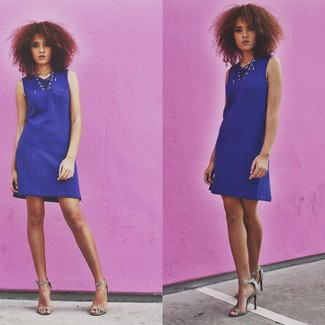 Blaues Sweatkleid kombinieren – 18 Damen Outfits: Tragen Sie ein blaues Sweatkleid für einen großartigen Look. Ergänzen Sie Ihr Look mit grauen Leder Sandaletten mit Schlangenmuster.