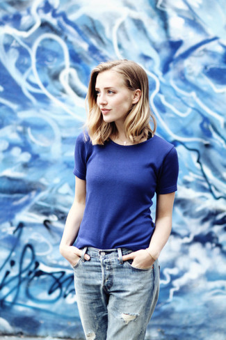 blaues T-Shirt mit einem Rundhalsausschnitt von Vika Gazinskaya