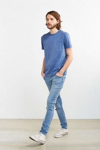 Blaues T-shirt kombinieren – 500+ Casual Herren Outfits: Entscheiden Sie sich für ein blaues T-shirt und hellblauen Jeans für ein bequemes Outfit, das außerdem gut zusammen passt. Wählen Sie weißen hohe Sneakers aus Segeltuch, um Ihr Modebewusstsein zu zeigen.