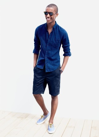 Leinenschuhe kombinieren – 193 Herren Outfits: Kombinieren Sie ein blaues vertikal gestreiftes Langarmhemd mit dunkelblauen Shorts, um einen lockeren, aber dennoch stylischen Look zu erhalten. Vervollständigen Sie Ihr Look mit Leinenschuhen.