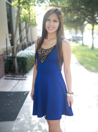 blaues verziertes Skaterkleid, weißes Armband für Damen