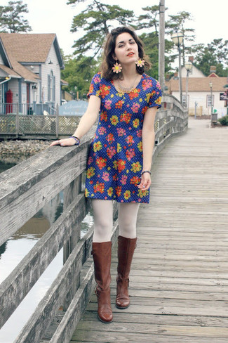 Blaues Kleid mit Blumenmuster kombinieren – 50 Damen Outfits