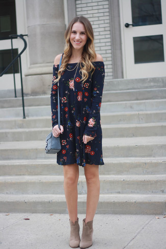 Blaues Kleid mit Blumenmuster kombinieren – 50 Damen Outfits