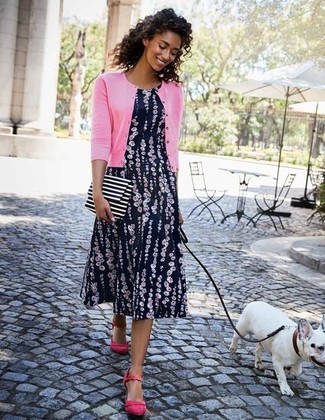 Blaues Kleid mit Blumenmuster kombinieren – 50 Damen Outfits