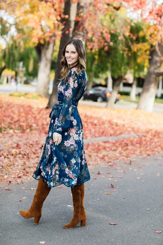 Blaues Kleid mit Blumenmuster kombinieren – 50 Damen Outfits