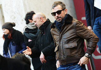 Wie blaue Jeans mit brauner Leder Bomberjacke zu kombinieren – 69 Herren Outfits
