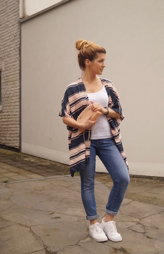 Welche niedrige Sneakers mit blauer Jeans zu tragen – 258 Damen Outfits