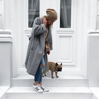 Wie blaue Jeans mit weißer Leder niedriger Sneakers zu kombinieren – 13 Casual Damen Outfits
