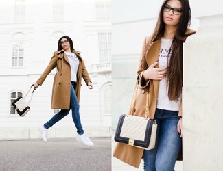 Wie blaue Jeans mit weißer Leder niedriger Sneakers zu kombinieren – 42 Damen Outfits