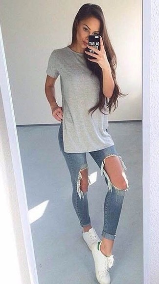 Wie blaue Jeans mit weißer Leder niedriger Sneakers zu kombinieren – 42 Damen Outfits