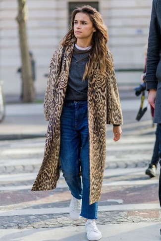 Wie blaue Jeans mit weißer Leder niedriger Sneakers zu kombinieren – 13 Casual Damen Outfits
