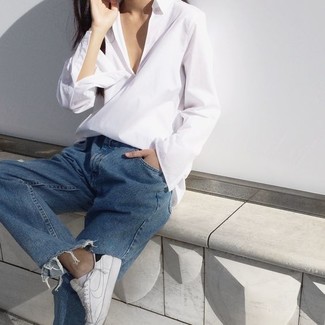 Wie blaue Jeans mit weißer Leder niedriger Sneakers zu kombinieren – 42 Damen Outfits