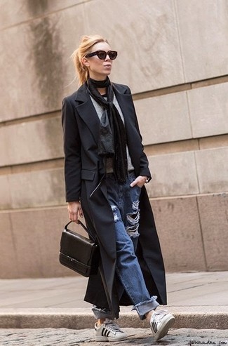 Wie blaue Jeans mit weißer Leder niedriger Sneakers zu kombinieren – 42 Damen Outfits