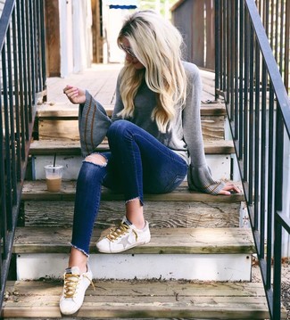 Wie blaue Jeans mit weißer Leder niedriger Sneakers zu kombinieren – 42 Damen Outfits