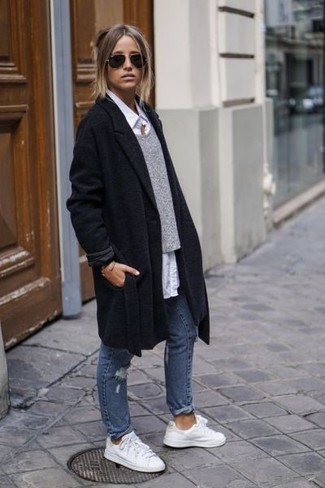 Wie blaue Jeans mit weißer Leder niedriger Sneakers zu kombinieren – 42 Damen Outfits