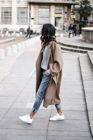 Wie blaue Jeans mit weißer Leder niedriger Sneakers zu kombinieren – 42 Damen Outfits