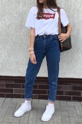 Wie blaue Jeans mit weißer Leder niedriger Sneakers zu kombinieren – 42 Damen Outfits