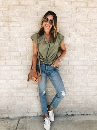 Wie blaue Jeans mit weißer Leder niedriger Sneakers zu kombinieren – 13 Casual Damen Outfits