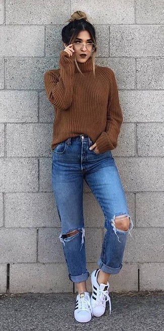 Wie blaue Jeans mit weißer Leder niedriger Sneakers zu kombinieren – 13 Casual Damen Outfits