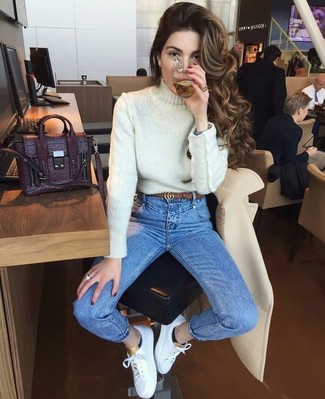 Wie blaue Jeans mit weißer Leder niedriger Sneakers zu kombinieren – 42 Damen Outfits