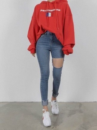 Wie blaue Jeans mit weißer Leder niedriger Sneakers zu kombinieren – 42 Damen Outfits