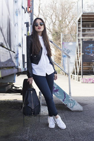 Wie blaue Jeans mit weißer Leder niedriger Sneakers zu kombinieren – 42 Damen Outfits