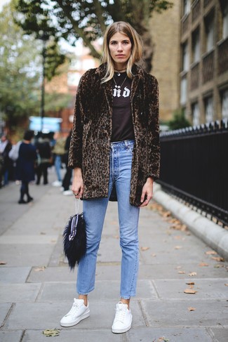 Wie blaue Jeans mit weißer Leder niedriger Sneakers zu kombinieren – 42 Damen Outfits